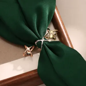 Gros plan detail de la boucle d'echarpe croisee minimaliste et accessoire de clip pour t-shirt.