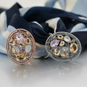 Dettaglio anello per sciarpa in strass, fibbia circolare in metallo cavo per scialli eleganti.