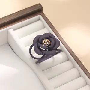 Elegante fibbia per sciarpa camelia viola 3D con centro in strass scintillanti, accessorio cappotto.