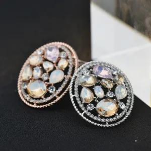 Primo piano dettagliato di fibbia per sciarpa in strass cava retrò e accessorio per scialle.