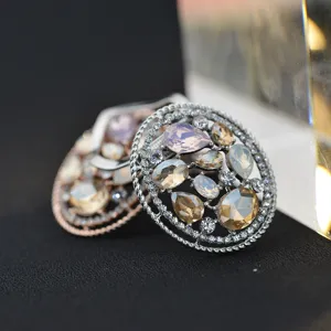 Dettaglio in primo piano della fibbia per sciarpa vintage in strass, clip spilla cristallo.