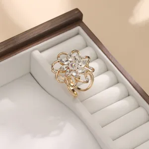 Primo piano dettagliato della fibbia per sciarpa floreale in cristallo con strass scintillanti.