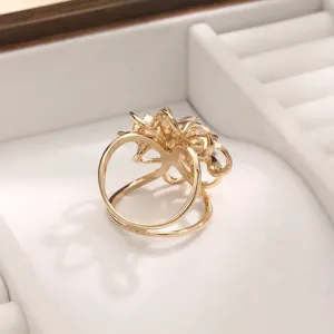Fibbia per sciarpa fiore di camelia 3D oro accessorio per cappotto di lusso primo piano