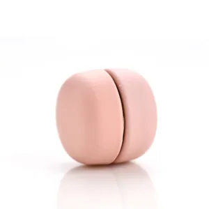 Detailopname van de roze magnetische anti-schittering gesp met zijn matte textuur.