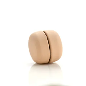 Detail van beige magnetische anti-doorschijn knop met sterke magneet voor kledingstukken.