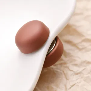 Detailopname van bruine magnetische knop, sterke sluiting voor kraag en sjaal voor dagelijks.