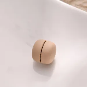 Minimalistische nude magnetische anti-verblindingsgesp, sterke magnetische sjaalclip.