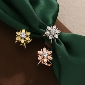 Gros plan sur la boucle d'écharpe en cristal, finition métallique avec strass étincelant.