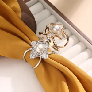 Elegante set di fibbie per sciarpa con perle di strass di fiori, clip in metallo lucido.