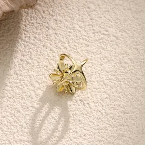 Vue détaillée de la boucle de foulard en métal doré avec un design floral délicat.