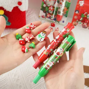 Gros plan du joli set de gommes de Noël, style stylo-pousseur avec motifs de fêtes festifs.