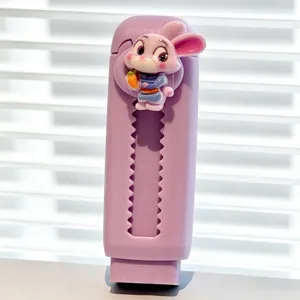 Lila Stifte Radiergummi mit Push Pull Funktion und niedlicher Hasen Figur fuer Schule