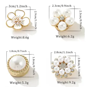Set di copribottoni in perle e strass e bottoni decorativi per camicia di varie dimensioni e pesi.