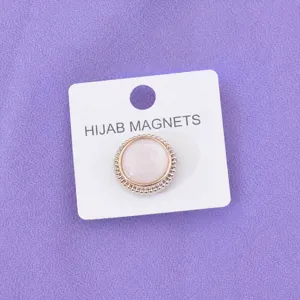 Spilla magnetica rotonda glitterata perhijab con elegante bordo di perline su cartoncino.