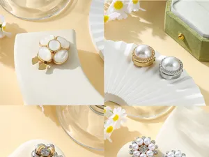 Primo piano dettagliato di bottoni con perle e strass, eleganti clip decorative.