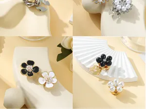 Chic copribottoni floreali e gemelli da camicia decorati con perle, strass ed elementi smaltati.