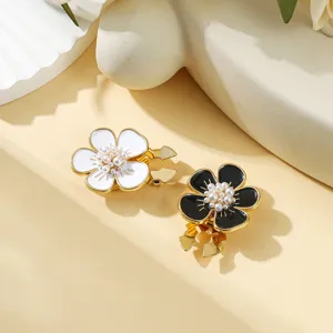 Copribottoni floreali chic con perle e smalto, eleganti accessori per colletto di camicia.