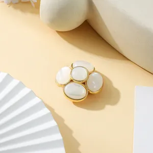 Copribottoni floreali dorati con cabochon di perle bianche per una decorazione elegante.