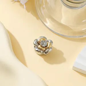 Squisita copertura per bottoni di camelia metallica camicia oro e argento accessorio spilla decorativa