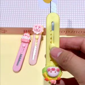 Primer plano del mini cúter lindo con diseño de cerdo, diseño portátil y hoja deslizante.