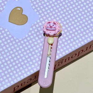 Mini cúter rosa detalle con adorable colgante cerdo dona para uso diario y manualidades.