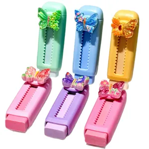 Joli ensemble de gommes papillon colorées, papeterie d'étudiant et gomme à crayon propre.