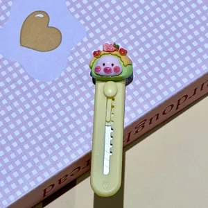 Primer plano detalle del mini cúter adorable de cerdo rosa con decoración de fresa.