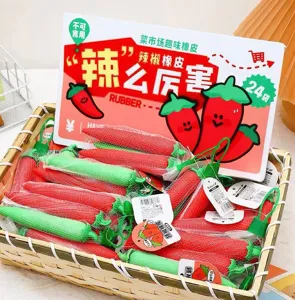 Gommes en forme de piment mignon créatif dans un panier, fournitures scolaires amusantes.