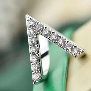 Vista dettagliata di una fibbia per sciarpa in strass a forma di V, accessorio elegante.