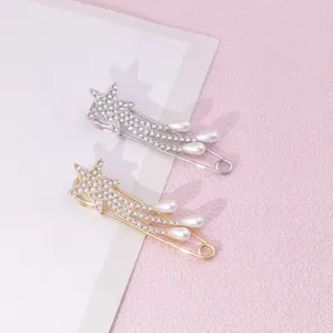 Dettaglio spilla di sicurezza stella cadente con strass, elegante fibbia per sciarpa o cappotto.