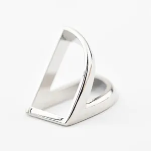 Primo piano di un'elegante fibbia per sciarpa geometrica a forma di V in argento.