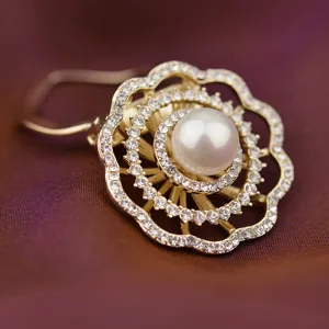 Exquisite floral rhinestone pearl brooch and scarf buckle, elegant alloy jewelry accessory.
