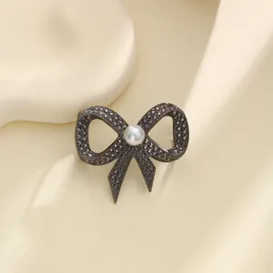 Anello per foulard a fiocco in metallo canna di fucile con perla e strass eleganti.