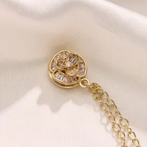 Gouden strass camelia magnetische kledinggesp met ketting voor taille strakker maken chic.