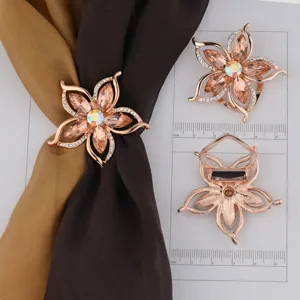 Fermaglio per sciarpa in cristallo oro rosa fiore traforato strass clip hijab moda