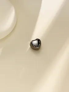 Fermoir aimanté hijab cœur noir, clip châle anti-fils tirés pour un maintien quotidien sûr.