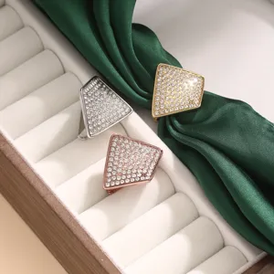 Niche Design Full Rhinestone Scarf Buckle Geometric Triangle Tie Clip Alloy Rhinestone Scarf Ring Accessory For Women Men