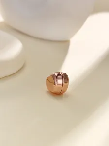 Aimant hijab cœur or rose, clip écharpe magnétique élégant pour fixer le voile sans abîmer le tissu.