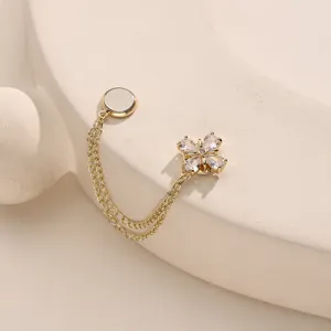 Gedetailleerd weergave van gouden strass magnetische kledingclip, stralende klaver.