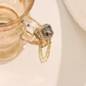 Gedetailleerd overzicht van de strass-ketting magnetische taille-gesp voor kleding.