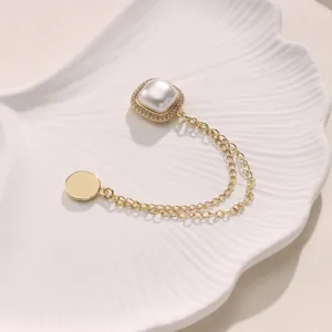 Strass ketting magnetische gesp detail, perfect accessoire voor taille en zoom vastmaken.