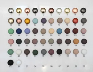 Cartella colori di spille perhijab magnetiche con sessanta opzioni di bottoni metallici.