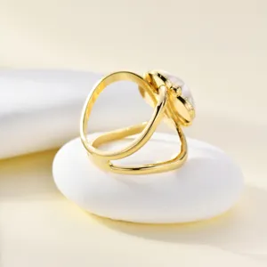 Vintage four-leaf clover scarf buckle elegant gold metal ring women fashion accessory