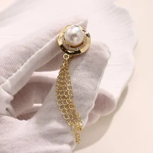 Close-up detail van luxe parel magnetische gesp met gouden kettingen, prachtig kledingaccessoire.