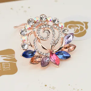 Spilla con fibbia per sciarpa floreale in strass oro rosa, elegante accessorio per clip.