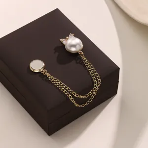 Strass ketting magnetische kledingclip, gedetailleerde close-up van parel taille gesp.