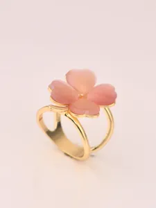 Exquisite pink four-leaf clover detail shot, golden ring scarf buckle, sweet and fresh style.