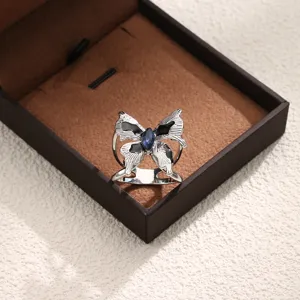 Nahaufnahme der silbernen Schmetterlings-Seidenschal-Schnalle mit blauem Zirkonstein.
