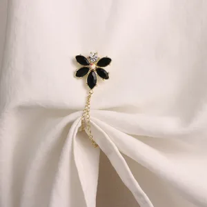 Elegante bloemvormige magneet broche met fijne ketting voor sjaal en kleding fixatie.
