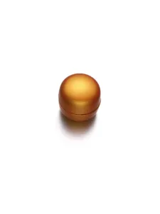 Primo piano del bottone a pressione magnetico rotondo, finitura metallica per abiti e sciarpe.